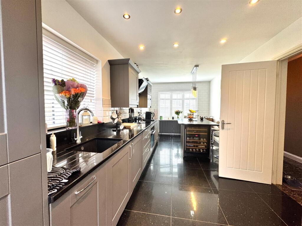 BREAKFASTING KITCHEN