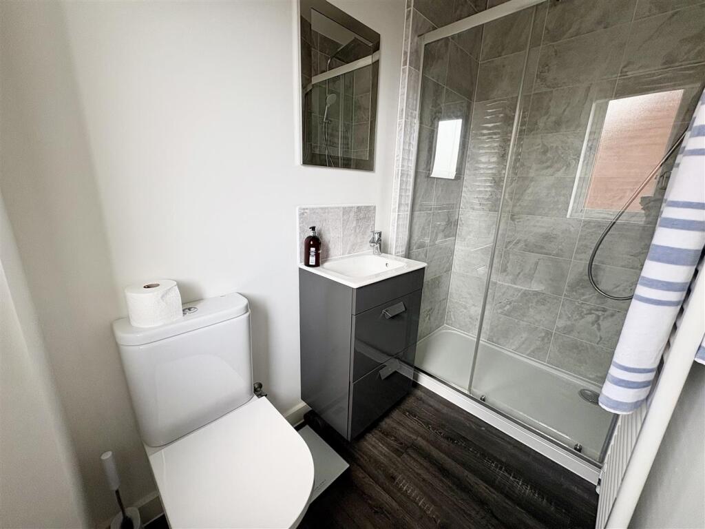 7. ensuite.jpg