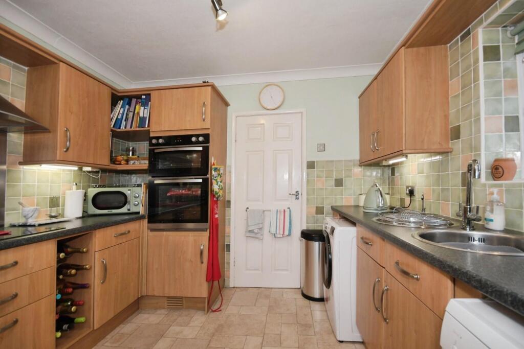 KITCHEN 03.jpg