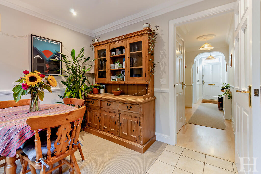8665457-interiorW...