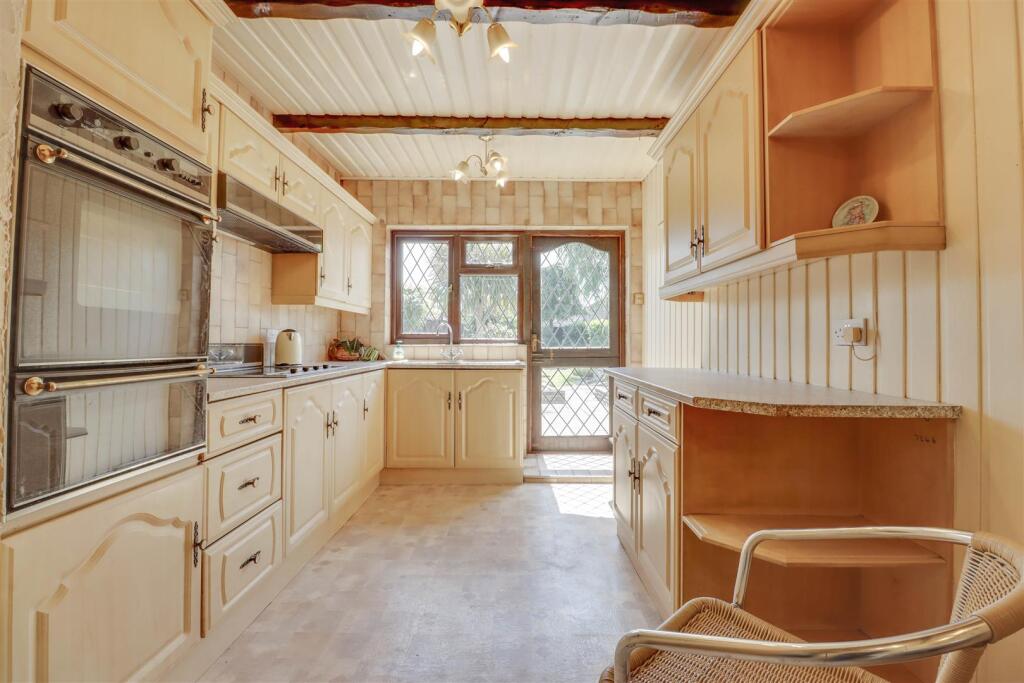288 SOUTHEND ROAD SS11 8PS-9.jpg