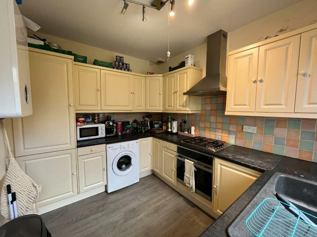 Kitchen 2.jpeg