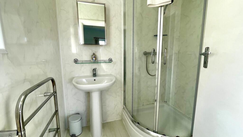 EN-SUITE 3-PIECE SHOWER ROOM