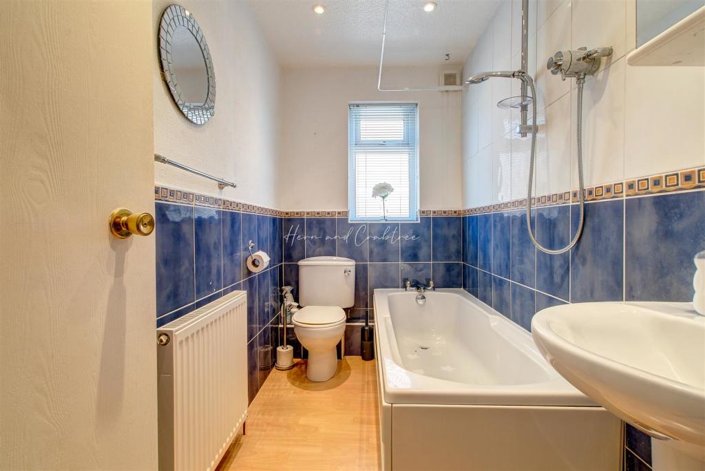 Camelot Way, Thornhill, HernCrabtree_ (13).jpg