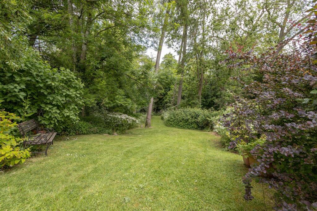 12 Manor House Close, Rugby (17).jpg