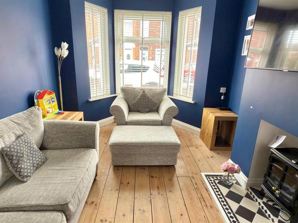 LOUNGE BAY WINDOW.jpg