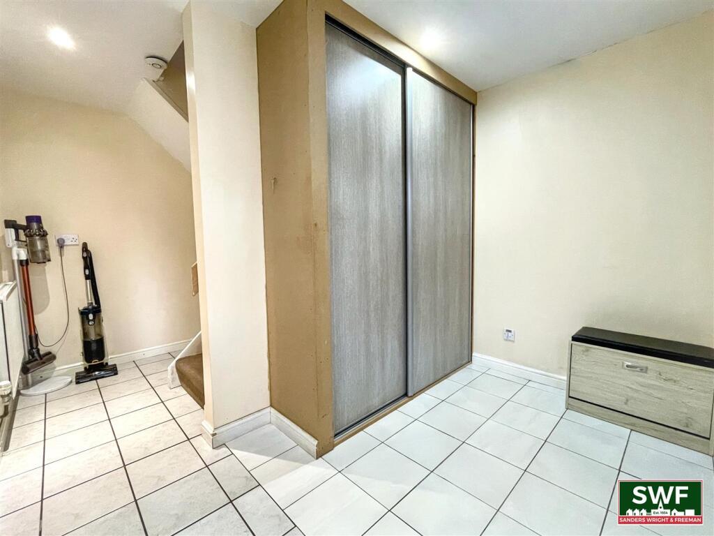 Hallway1.jpg