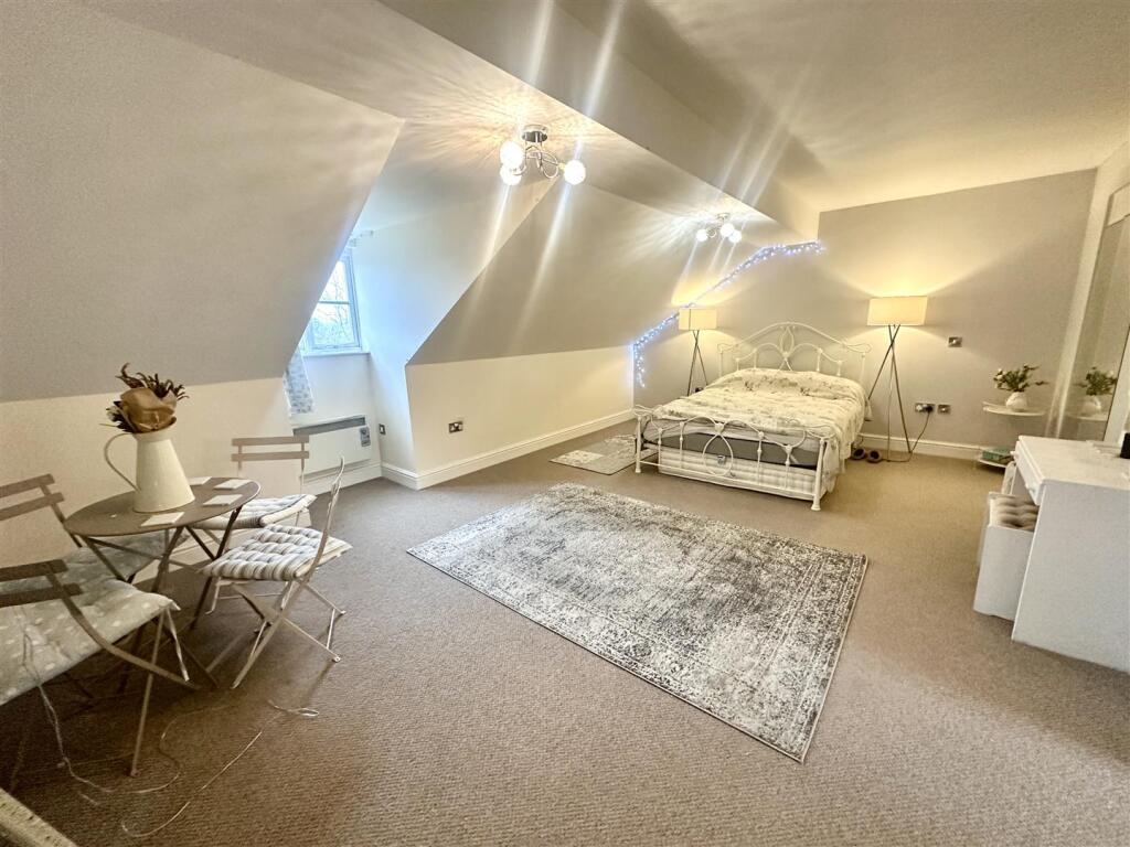 PRINCIPAL BEDROOM SUITE