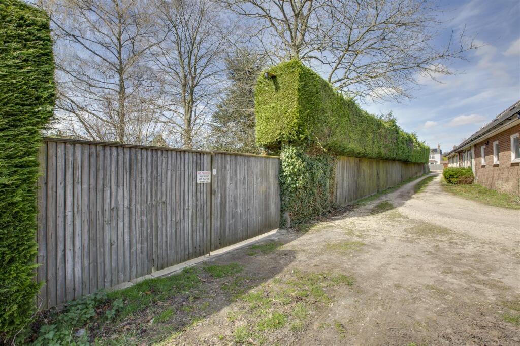 40 Wycombe Road, HP15 6RY-24.jpg