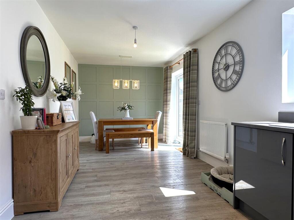 Spacious Dining Area 911