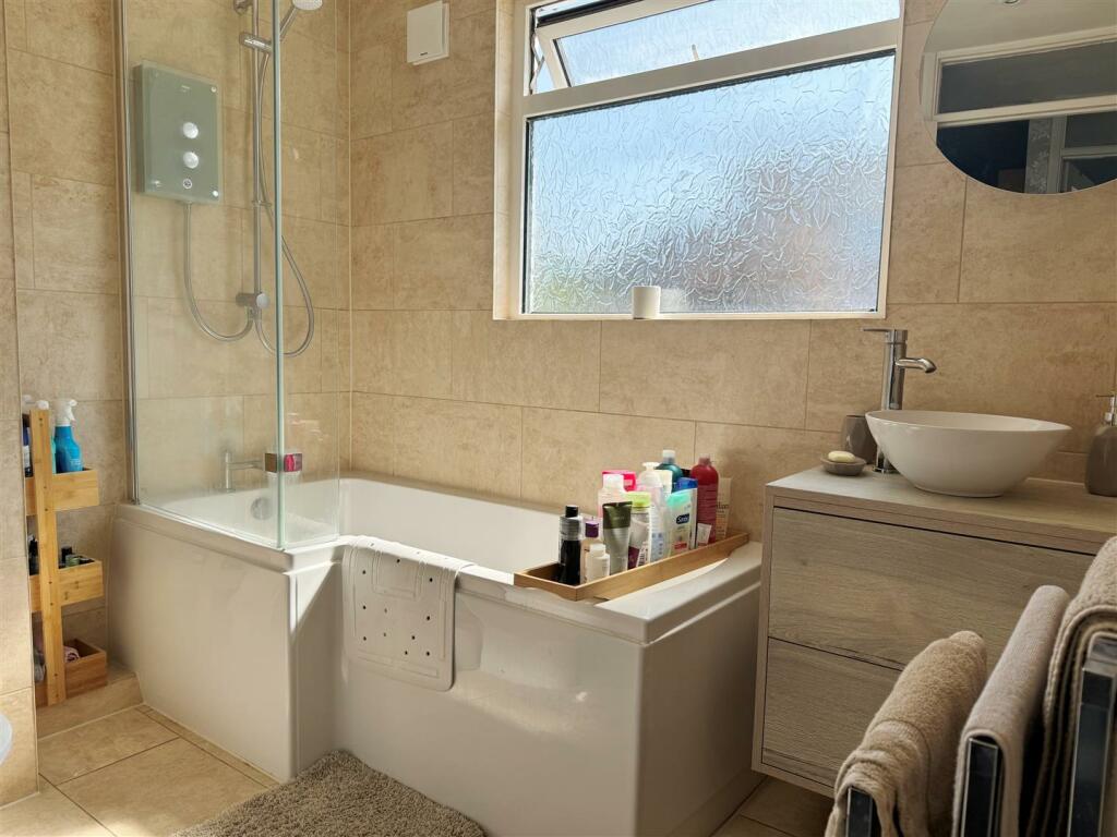 Bathroom 1.JPG