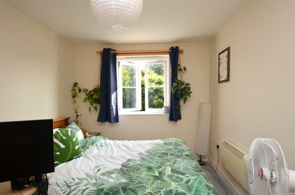 DOUBLE BEDROOM
