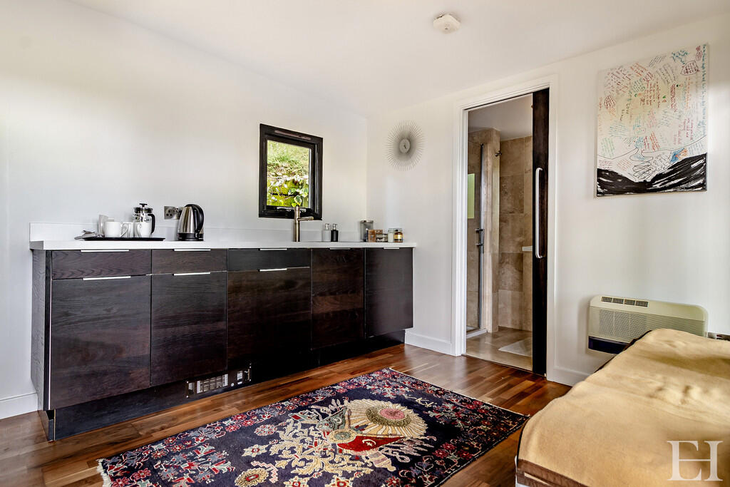 8605532-interiorW...
