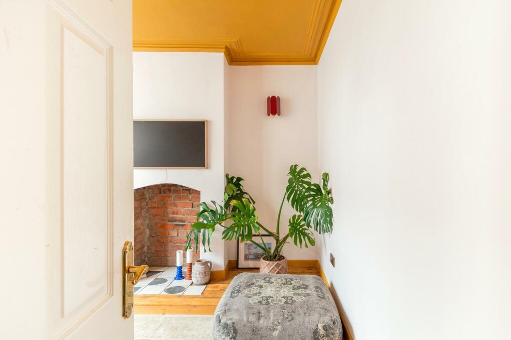 7O9RBN - Living Room E.jpg