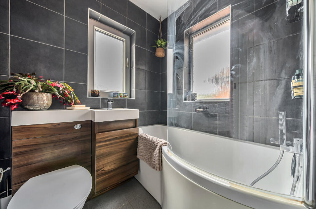 1383270-2-691f135...