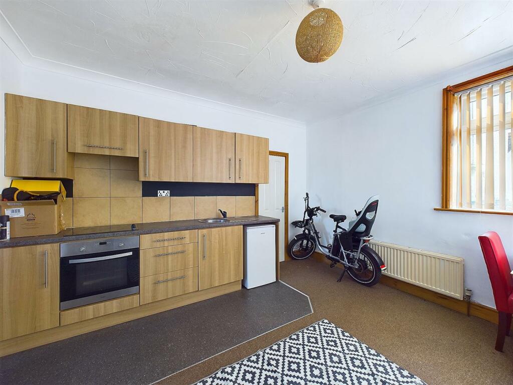 Second Lounge/Kitchen