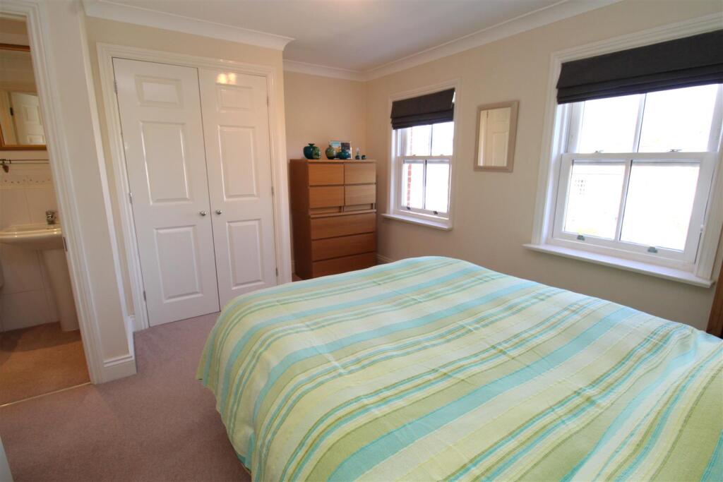 Double bedroom with ensuite 1.JPG