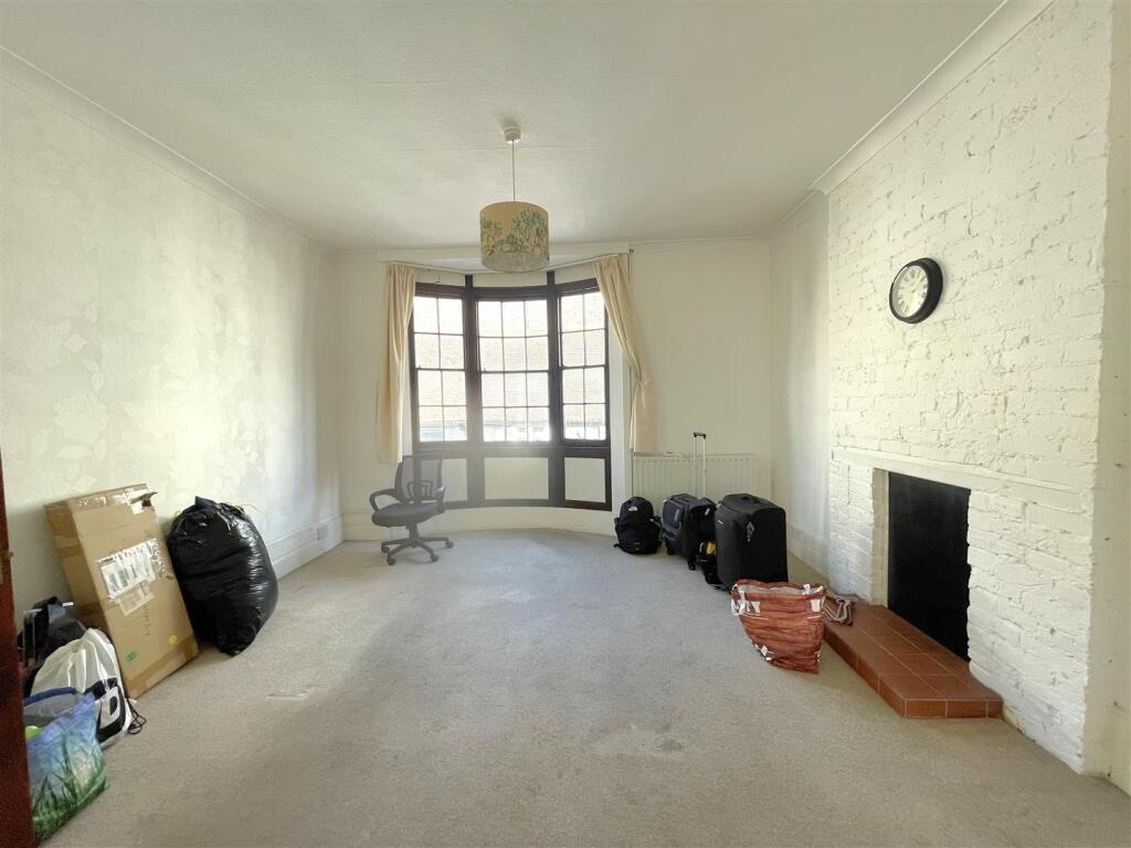 Living Room 1.jpg
