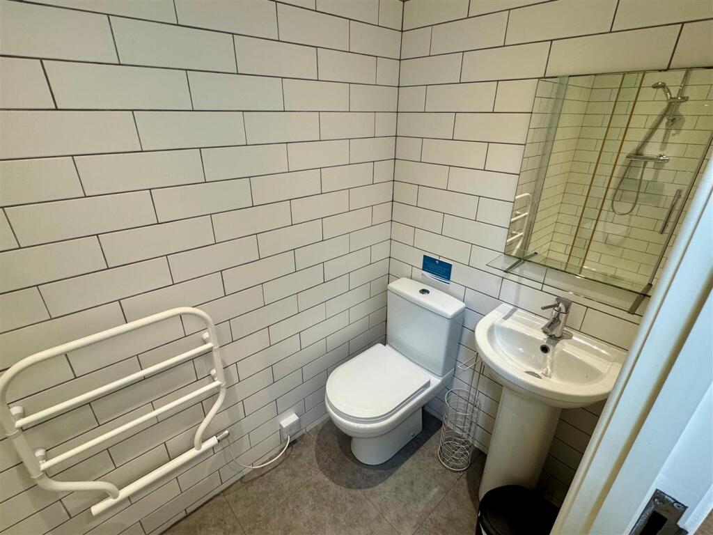 12 Drydock Shower Room