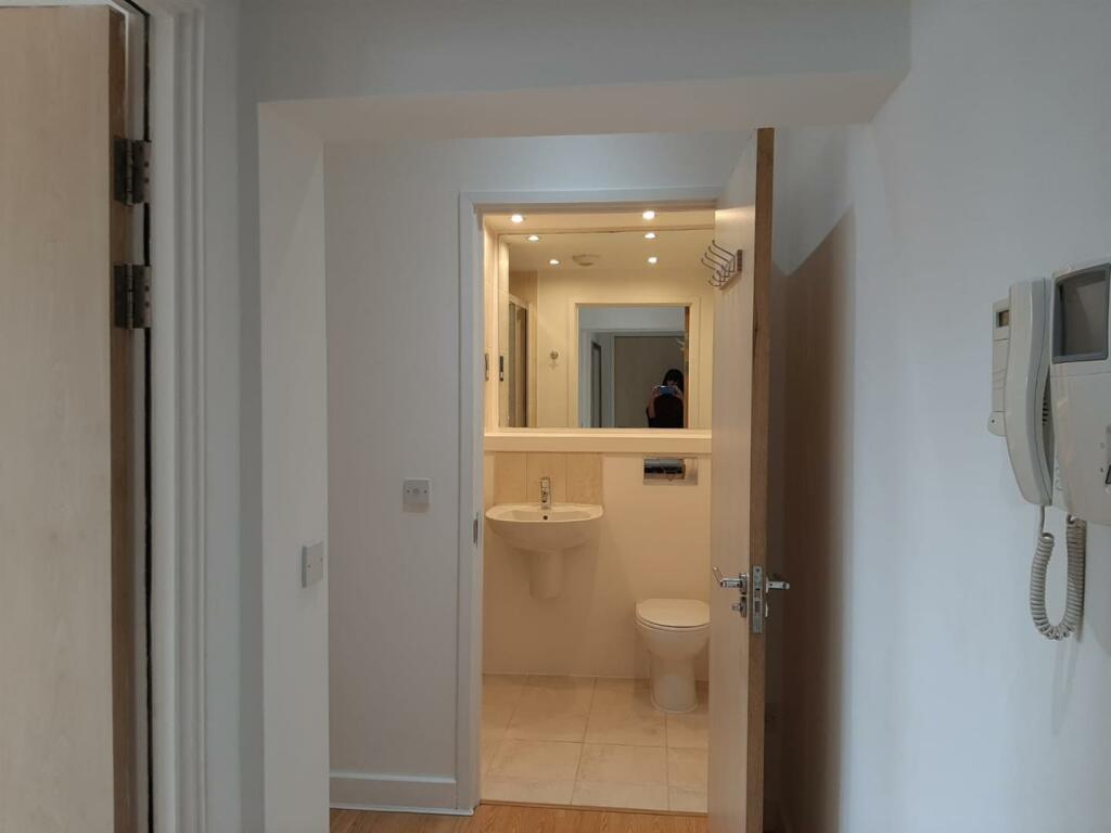 Hallway/Bathroom
