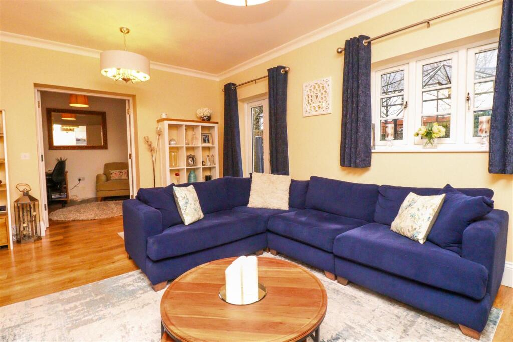Royston Drive, Ewshot, Farnham