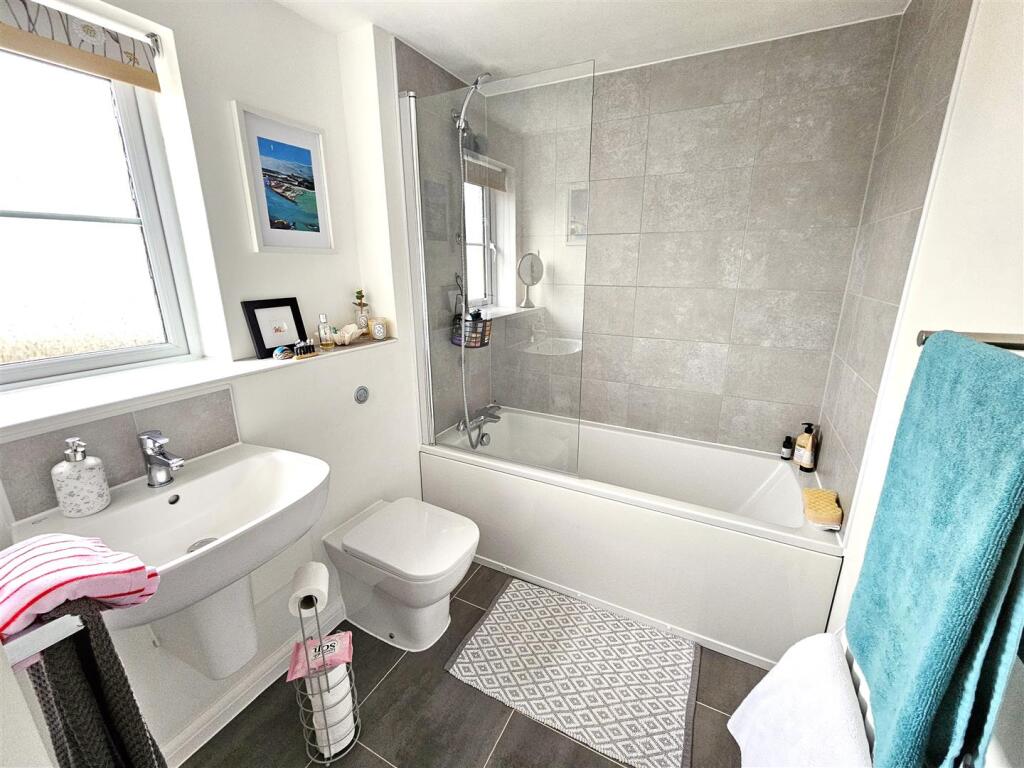BATHROOM (2).jpg