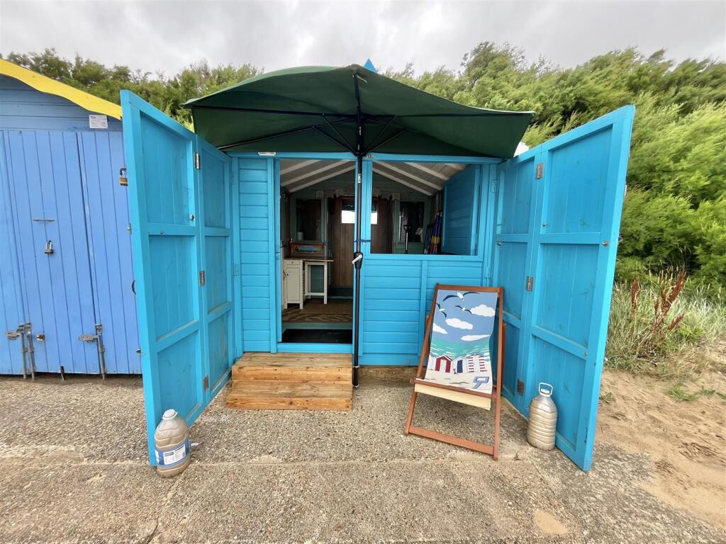 BEACH HUT