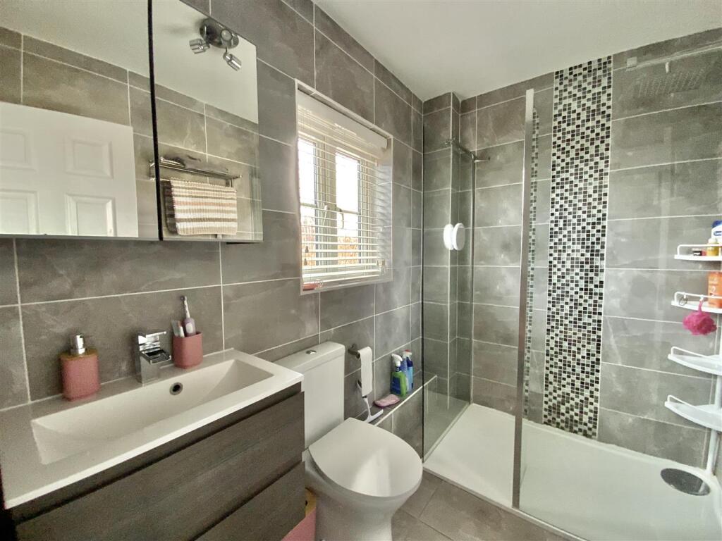 Bedroom 2 - En-suite