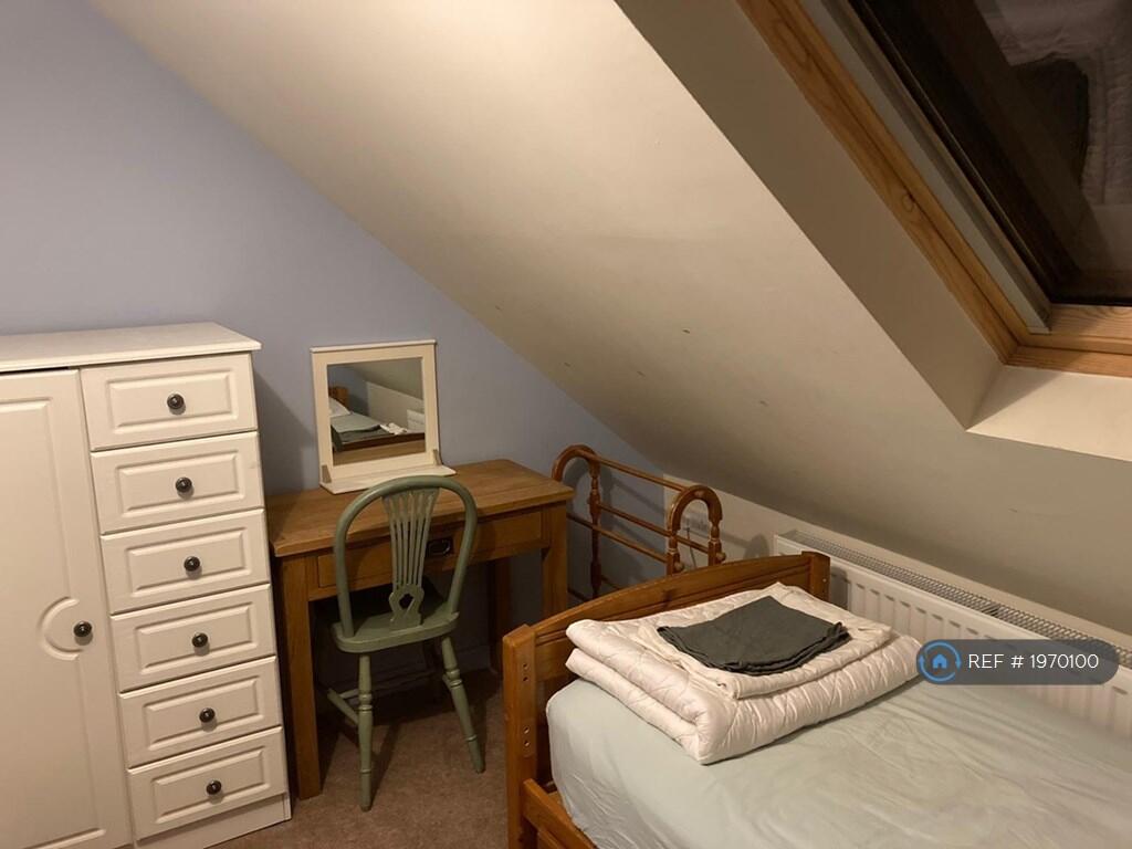 Bedroom 2: Bed, Desk, Wardrobe/Drawers