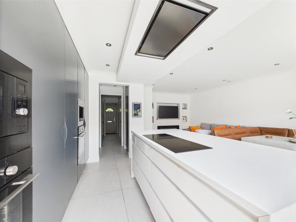 CAM01354G0-PR0508-STILL009