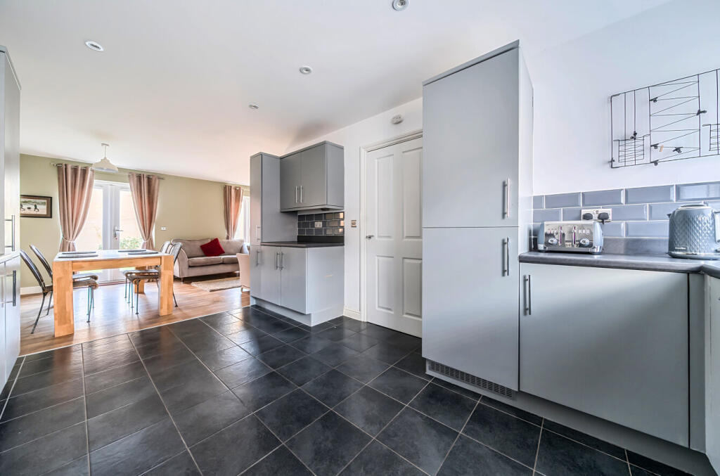 1387900-10-693fe5...