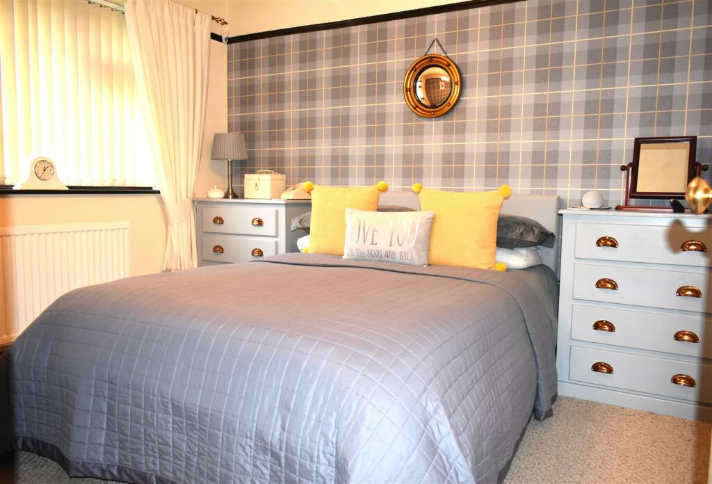 bedroom 1.JPG