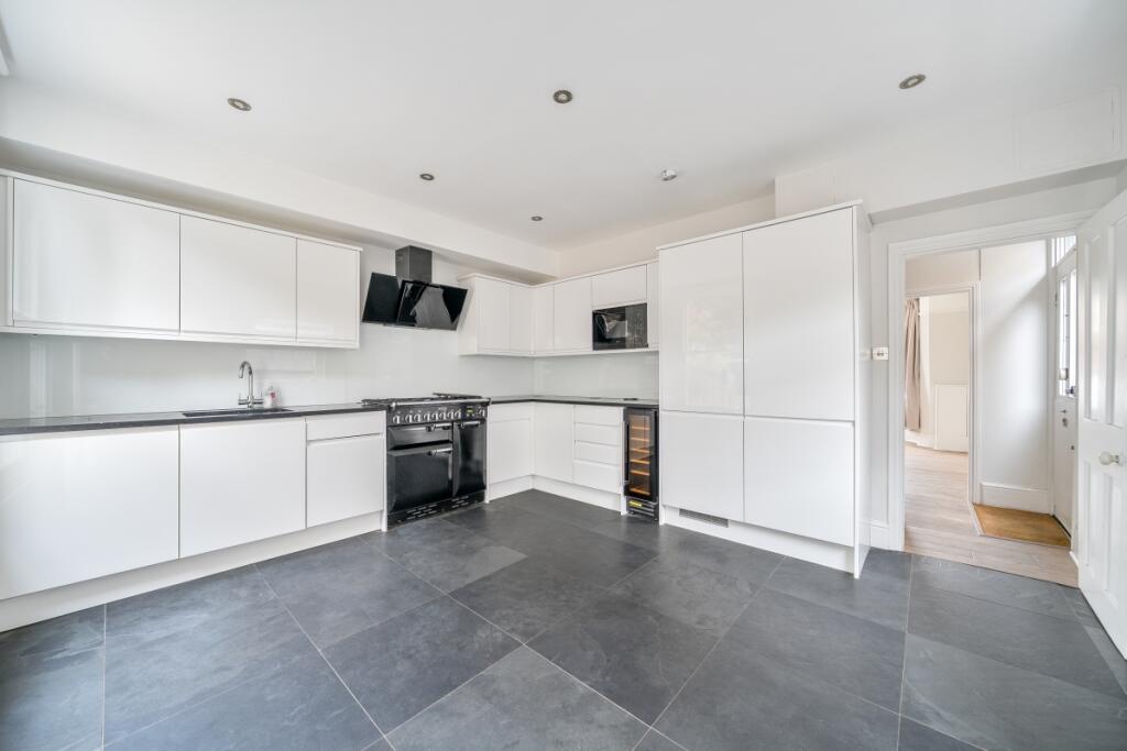 1370670-5-68f25b1...