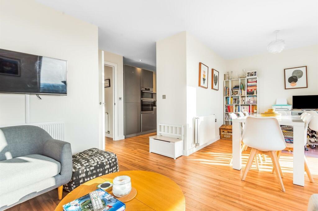 Finchley Road, Finchley Road NW11