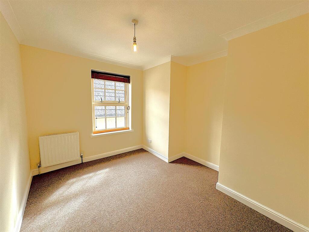 IMG_0760 Bedroom 1.jpg