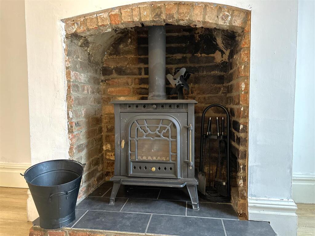 Feature Fireplace &amp; Inset Log Burner 519
