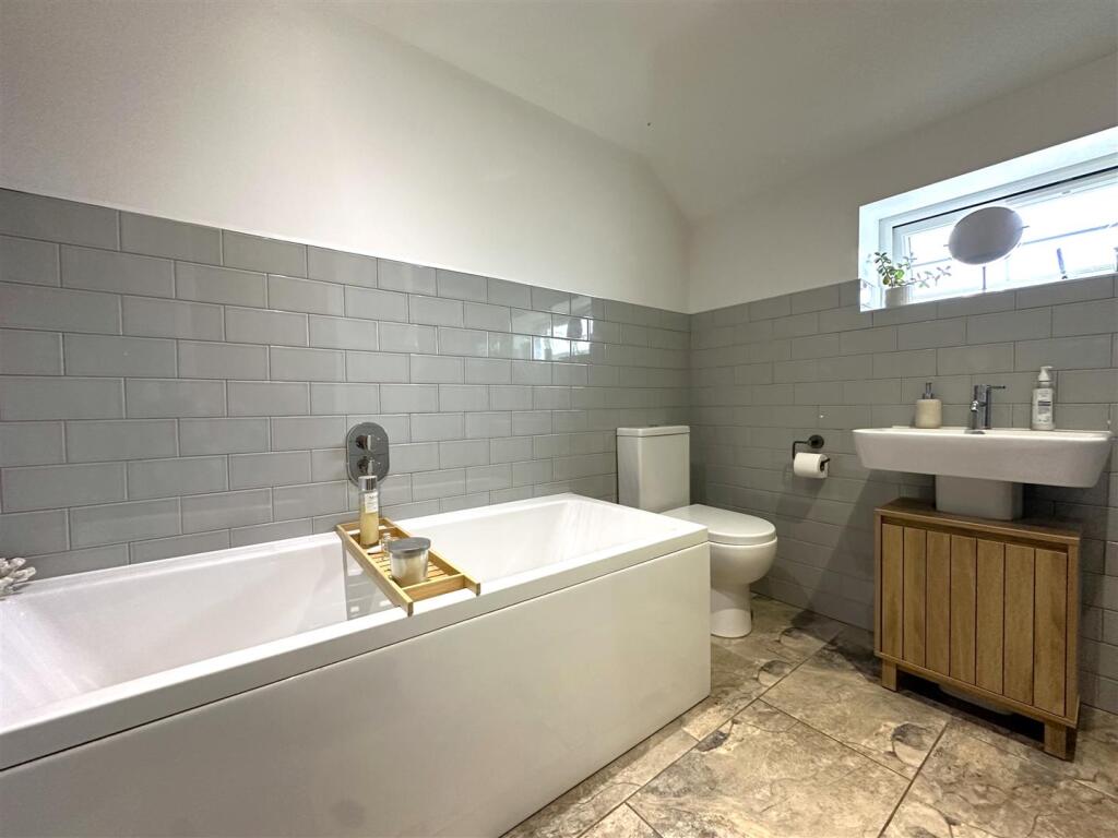 Modern Family Bathroom 264