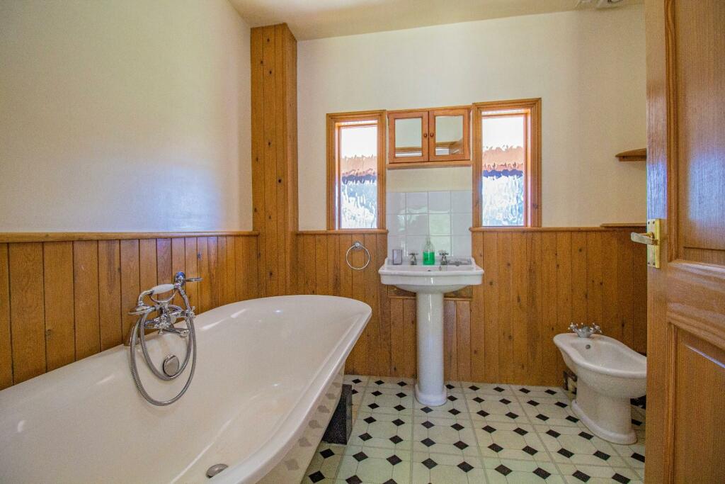 2 Clamp Farm Barns [Bathroom].jpg