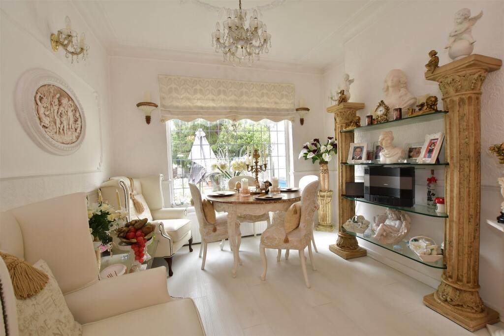 Lounge/Dining Room