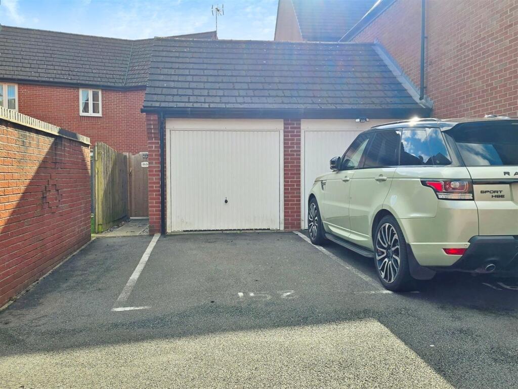 Frontage / Garage