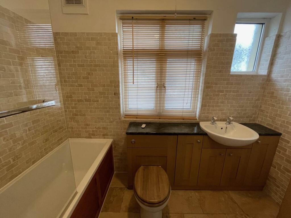LINKS RD 32 BATHROOM