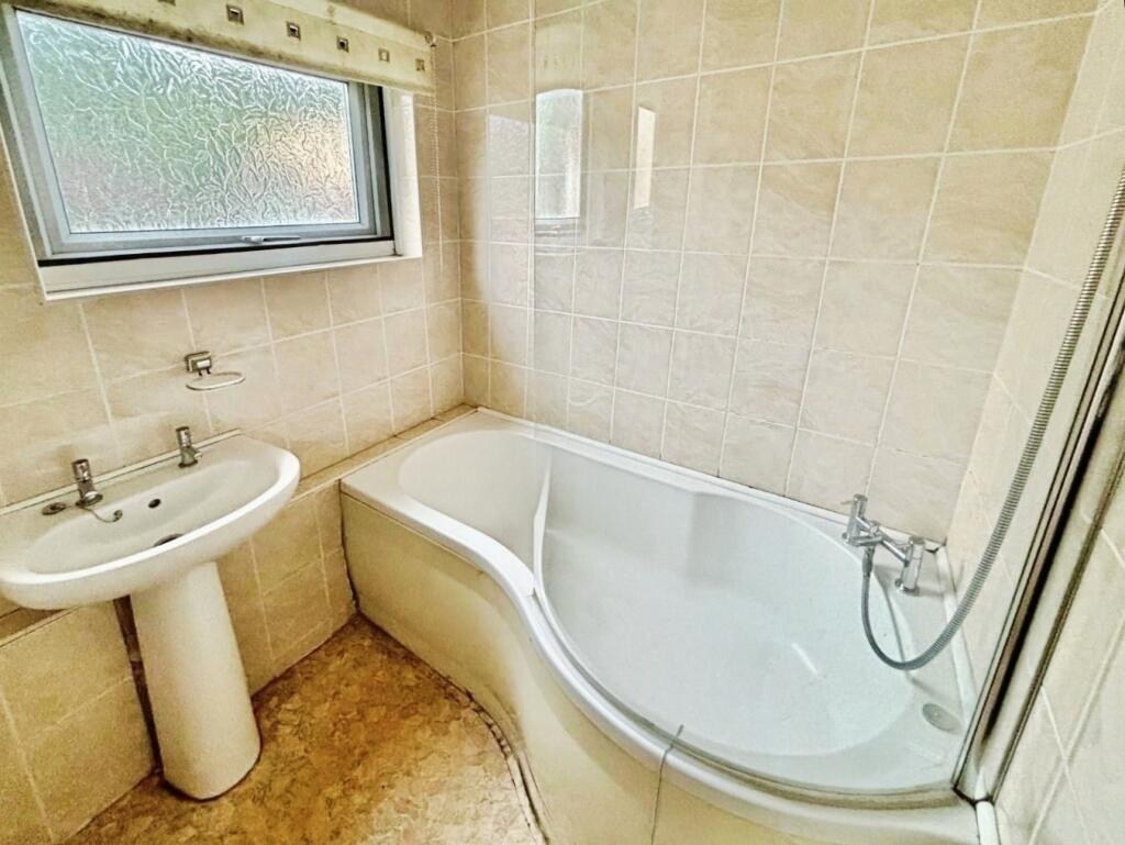 pbox-bathroom-327110.jpg