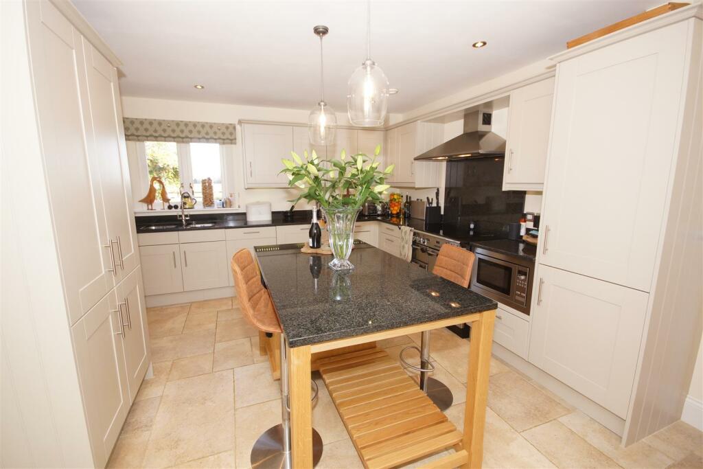 2 Arlingdon - Kitchen 2.JPG