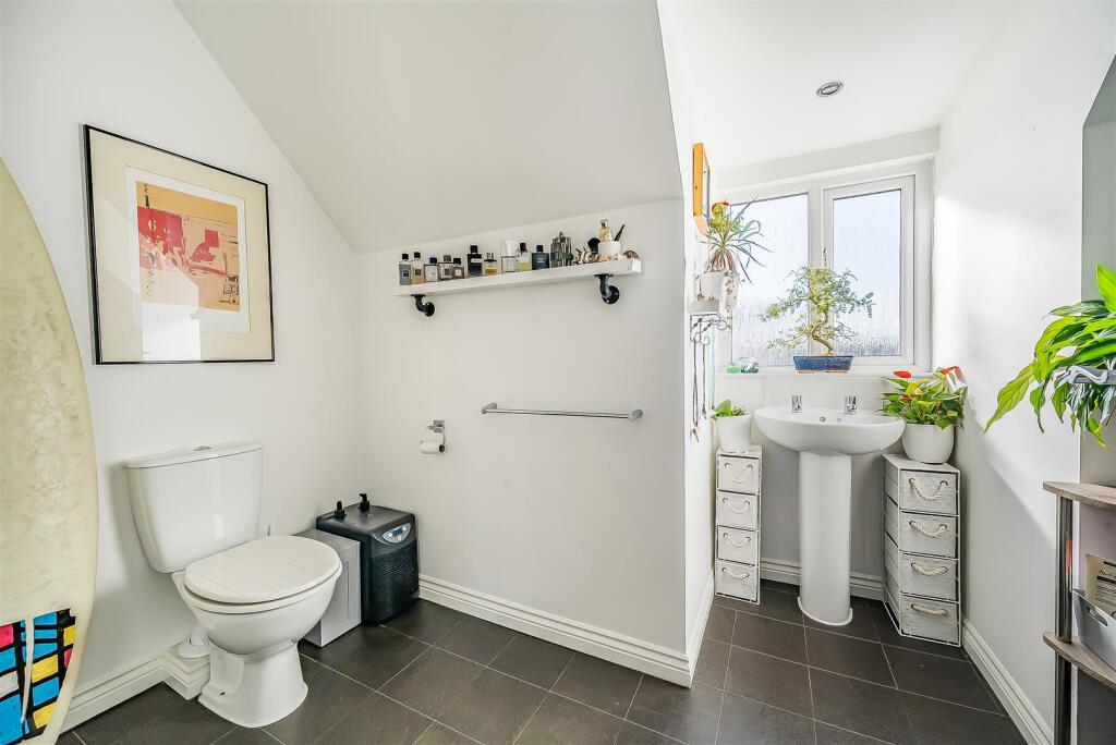 EN-SUITE SHOWER