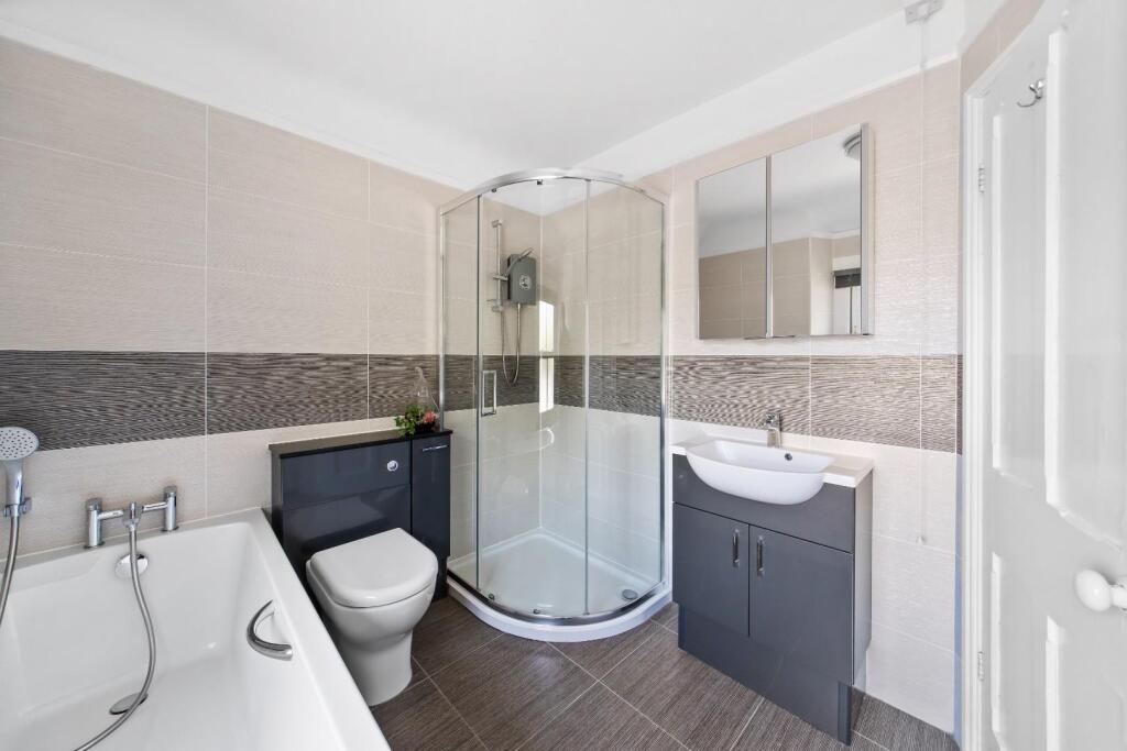 13 - ensuite.jpg