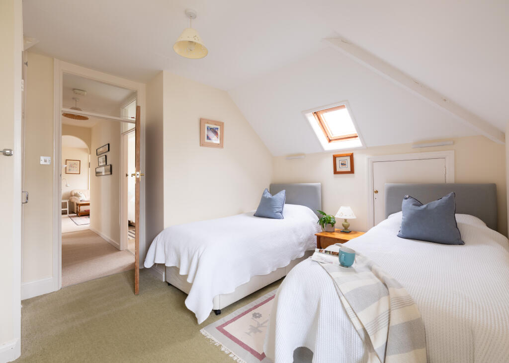 67e52c972287a_St Moritz Court 5-15