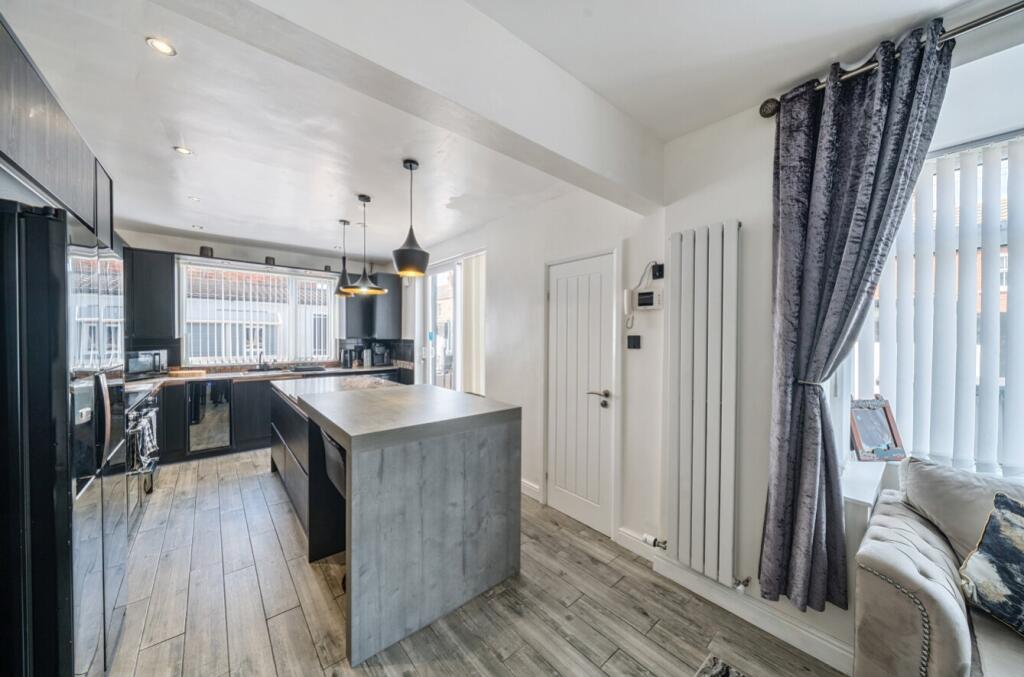 1297866-16-683096adb2425-ARW