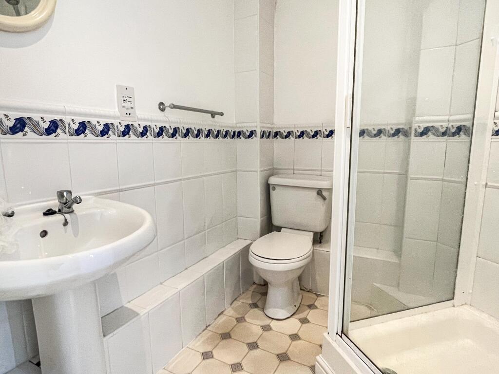 Ensuite 1.jpg