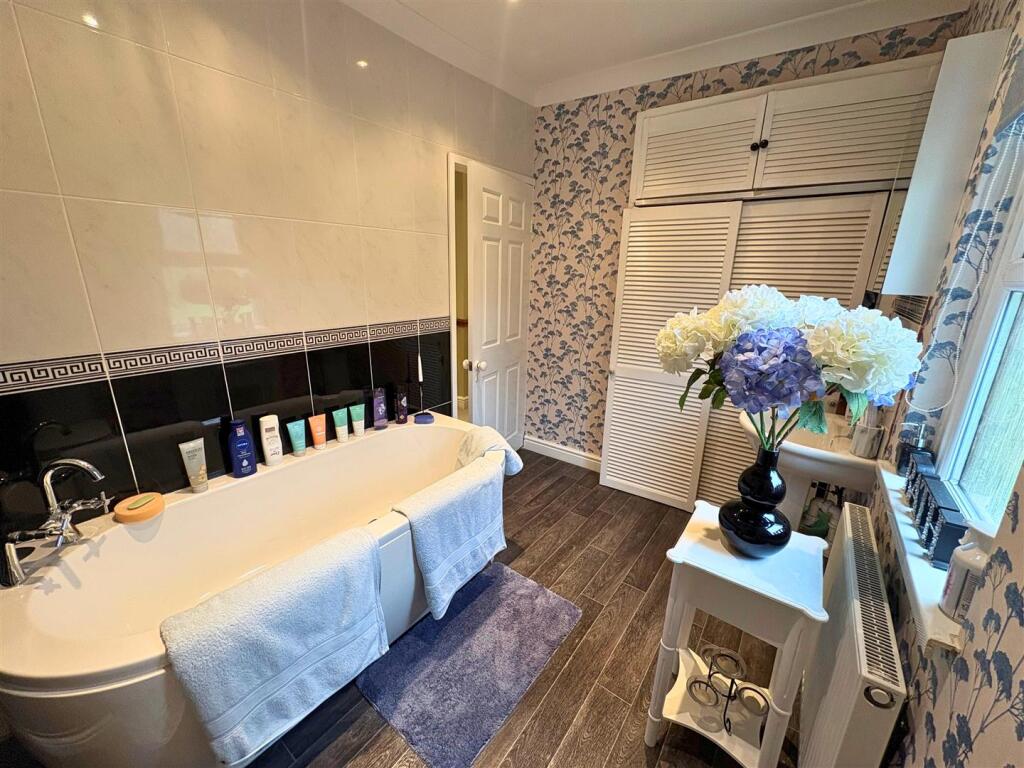 Bathroom b (edit).jpg