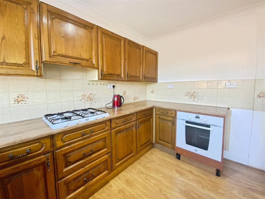 FITTED KITCHEN